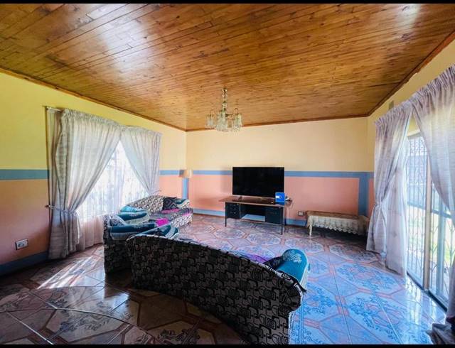 4 BEDROOM HOUSE FOR SALE IN MACKENZIE PARK